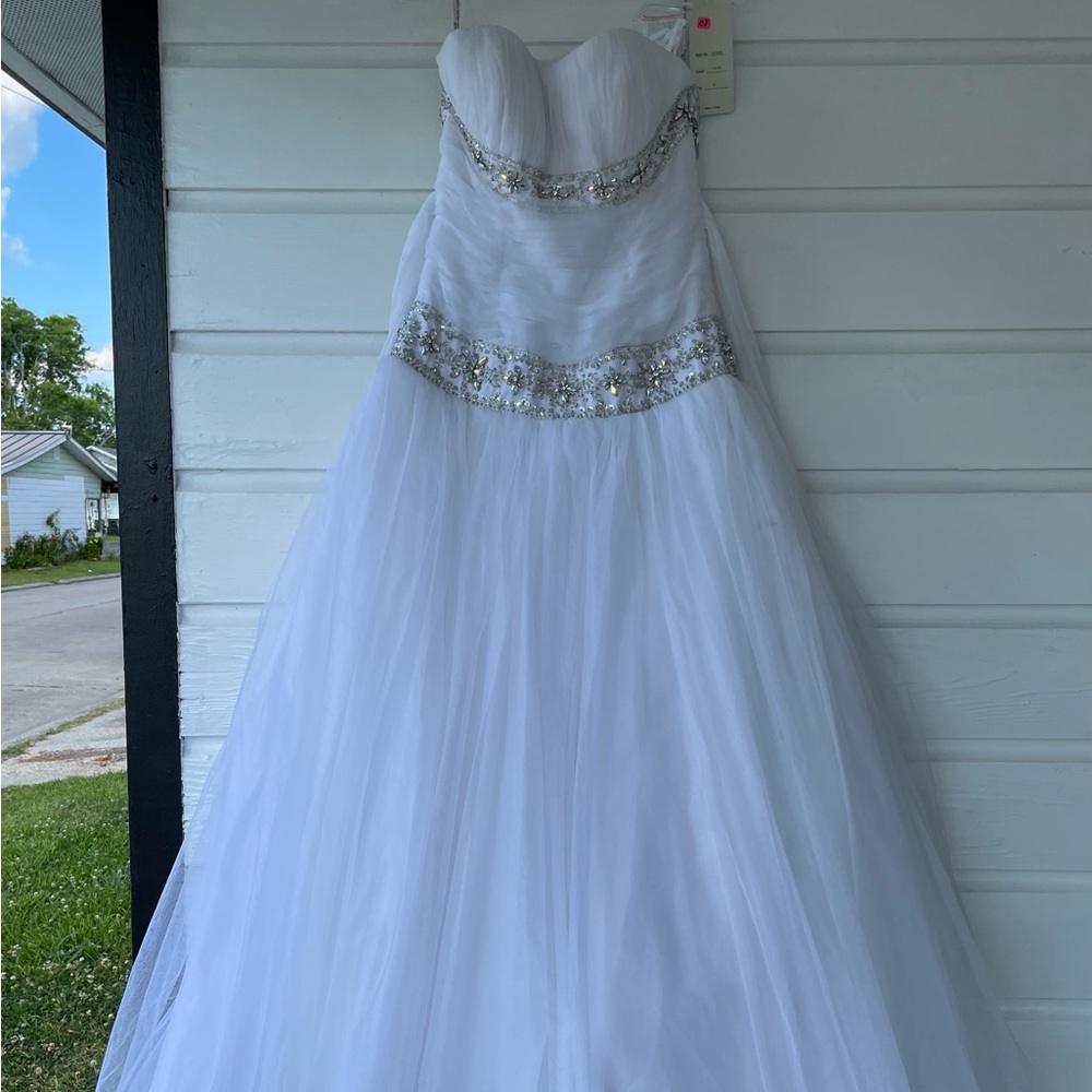White Fluffy Ballgown-style Prom Dress Size 12